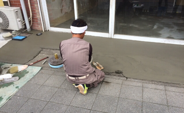 タイル工事をしている職人